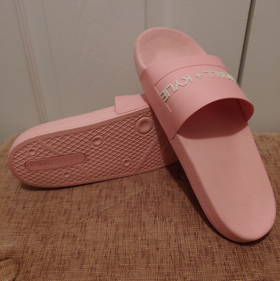 Kendall+Kylie comfortable fashion slip on sandals - Picture 5 of 9